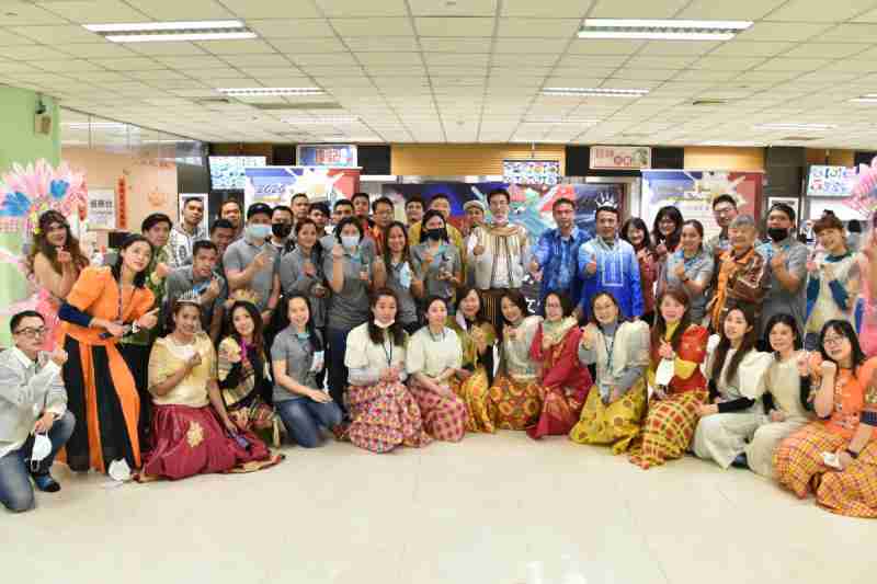 友達推動「安心、、、、創新、、、、用心、、、同心、、、、盡心」五星職旅，，，，為菲籍員工打造全方位照護，，，，首度贏得「人權實踐與發展領袖獎」殊榮