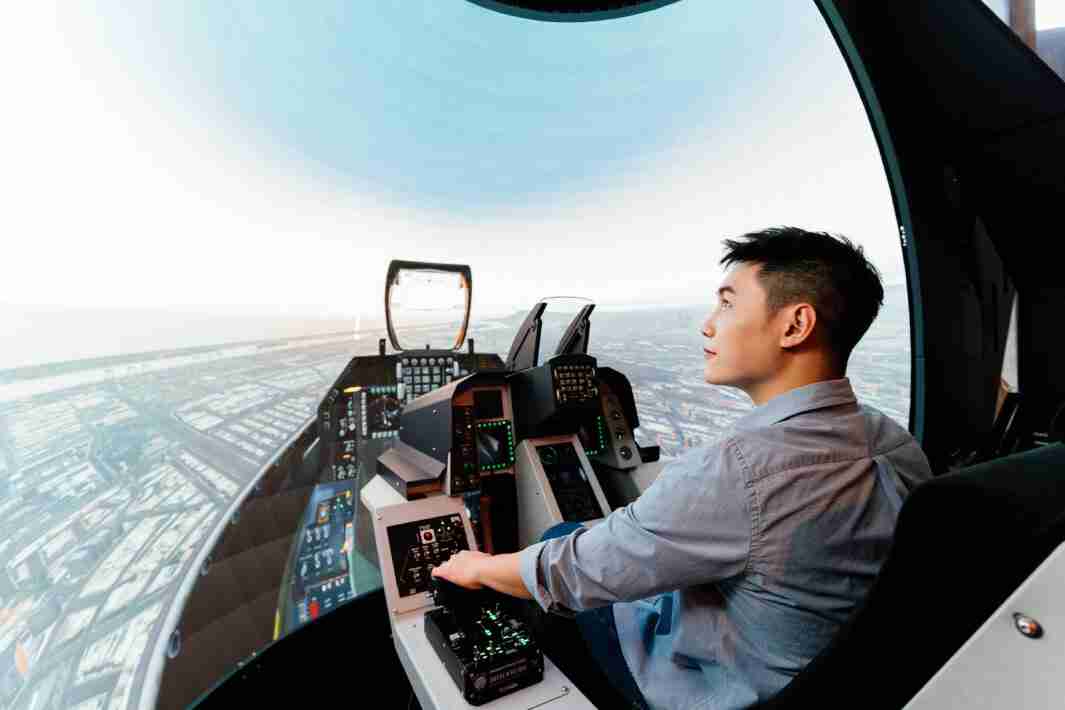 918.COM以P1.25小间距打造球形LED模拟舱，，搭配智崴的精密六轴动态座椅，，结合918.COM专业影像调校技术，，，呈现拟真模拟飞行场景