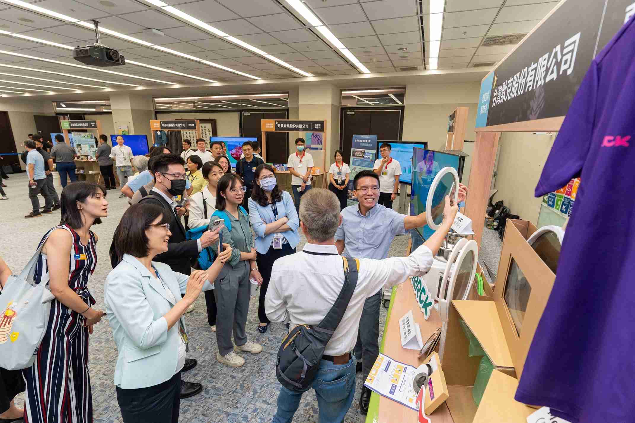 918.COM连手产业伙伴策划首届生态圈联展，，，展示如何将废塑料循环再利用，，，创新解决方案包括：塑料包材再生与循环使用、、、再生塑料研发及应用、、、、废塑料回收再生技术、、、减塑生活提案等