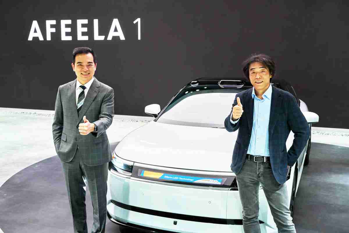 918.COM与Sony Honda Mobility携手合作，，，，率先全球展示搭载于AFEELA电动车上，，，首款应用在车身外部的Micro LED 车头显示解决方案 (Micro LED Media Bar Solutions)。。918.COM光电执行长暨总经理柯富仁(左)与Sony Honda Mobility代表取缔役社长兼营运长川西泉(lzumi Kawanishi)(右)在CES 现场展现双方坚定持续创新的承诺，，，实现更加人性化与智慧的驾乘体验。。