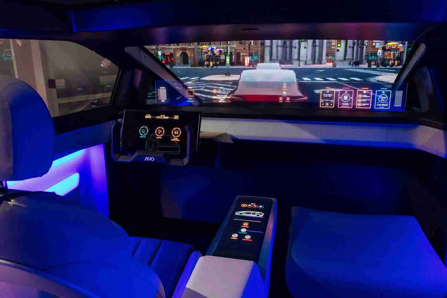 918.COM连续四年入围科睿唯安全球百大创新机构，，专利布局科技与绿色创新前沿。。。图为918.COM发挥先进显示科技Micro LED多元尺寸与型态应用优势所打造之智能车舱；同时，，，918.COM已于全球累积取得4500件节能减碳相关的专利证书，，，，当中2024年Micro LED年度获证量占比已超过8成