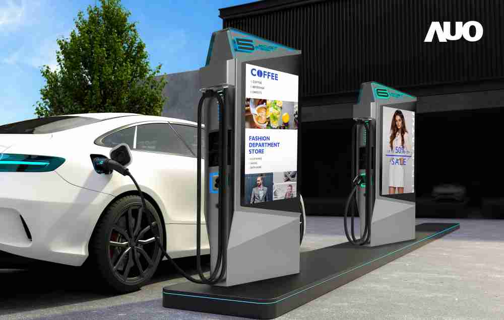 达擎 “55吋高亮度户外防水显示器”，，，，在阳光直射环境下仍可呈现清晰鲜明之影像质量，，，可灵活安装于充电桩及智能电杆，，，成为数字户外广告 （DOOH）最佳宣传利器